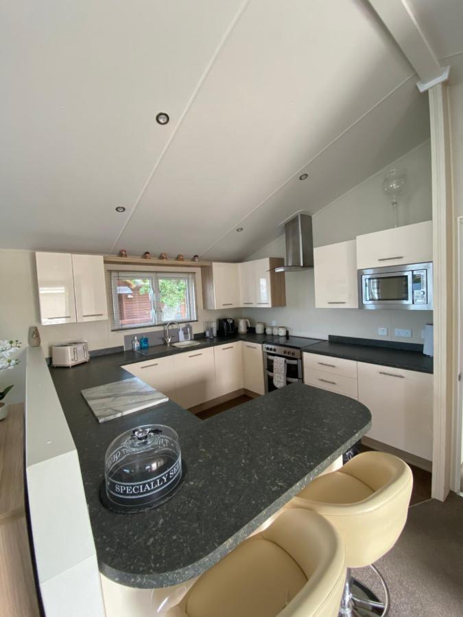 Lodge On The Lake At Lakeside Holiday Park Chichester Exterior photo